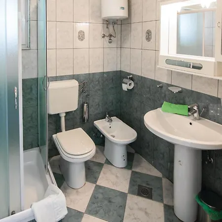 2 Bedroom Gorgeous In Banjol